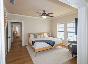 2 bedrooms, desk, iron/ironing board, free WiFi - Entire 2-bedroom house in Corpus Christi with CAL KING BED,EV-CHARG AC, WiFi (Corpus Christi)