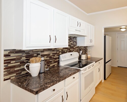 Entire 2-bedroom house in Corpus Christi with CAL KING BED,EV-CHARG AC, WiFi