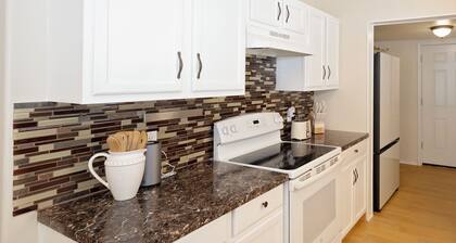 Entire 2-bedroom house in Corpus Christi with CAL KING BED,EV-CHARG AC, WiFi