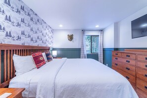 1 bedroom, desk, iron/ironing board, travel cot - Cozy Condo at The Summit, Walk to Ski 598 (Mammoth Lakes)