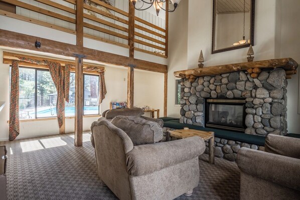 Smart TV, fireplace - Cozy Condo at The Summit, Walk to Ski 598 (Mammoth Lakes)