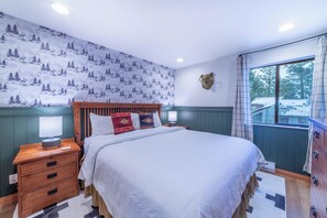 1 slaapkamer, een bureau, een strijkplank/strijkijzer, reisbedje