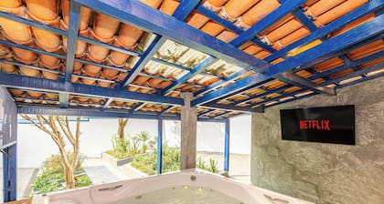 Comfort and spacious 4 bedroom house with hot tub. Very close to subway.