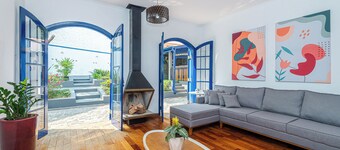 Comfort and spacious 4 bedroom house with hot tub. Very close to subway.