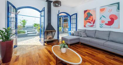 Comfort and spacious 4 bedroom house with hot tub. Very close to subway.