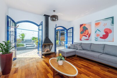 Comfort and spacious 4 bedroom house with hot tub. Very close to subway.