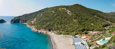 Una spiaggia nelle vicinanze