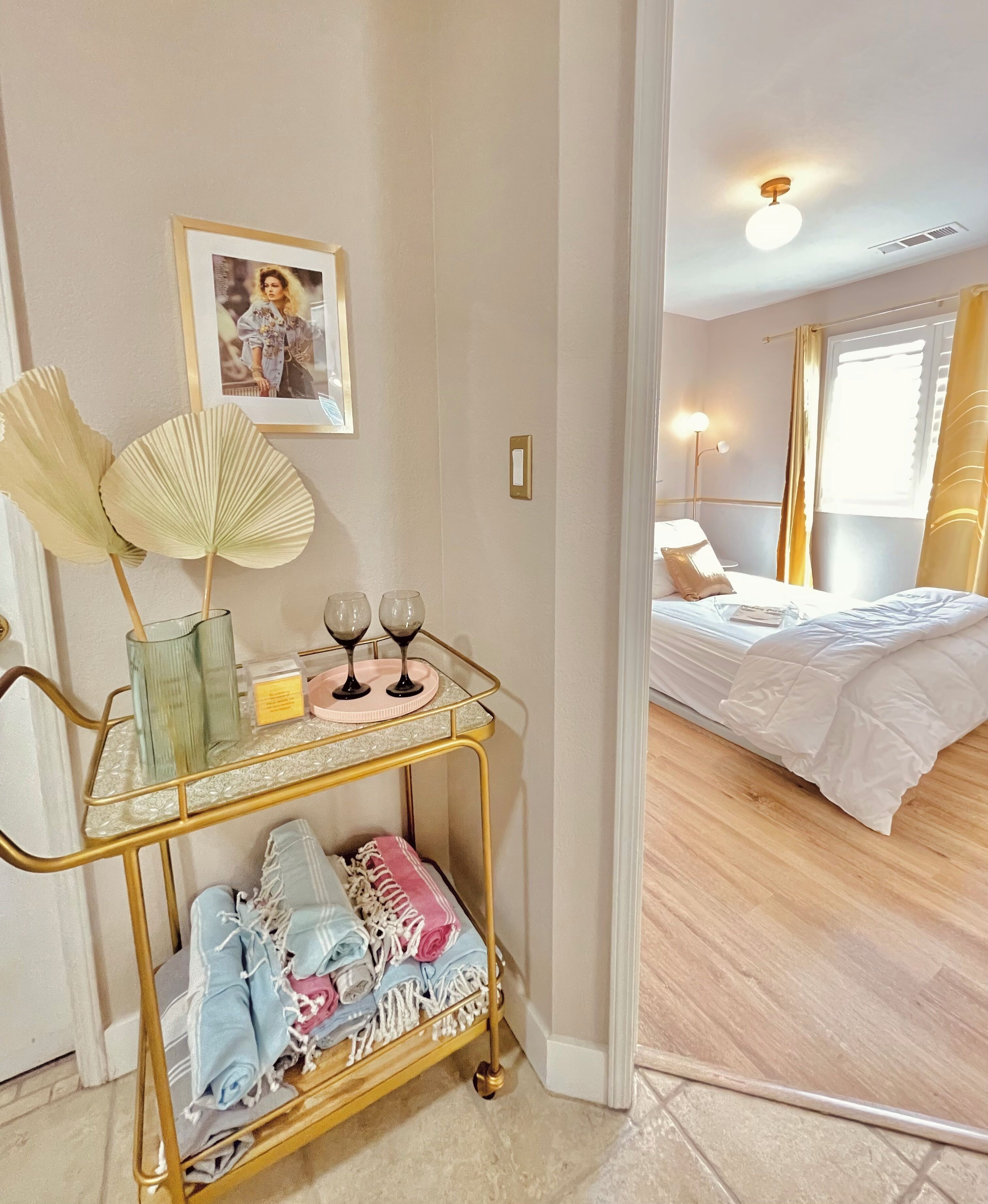 3 quartos, escrivaninha, ferros/tábuas de passar roupa