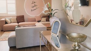 تلفزيون ذكي، تنس طاولة، كُتُب، مكتبة موسيقى