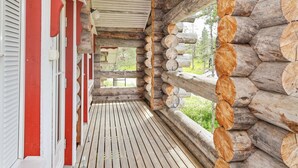 A log cabin with a wooden deck and a red exterior wall. - Vacation home Naava by Interhome (Kittilä)