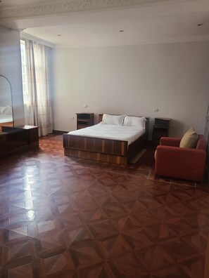 3 quartos, ferros/tábuas de passar roupa, Wi-Fi, roupa de cama