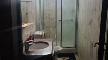 Dusj, håndklær, såpe og sjampo