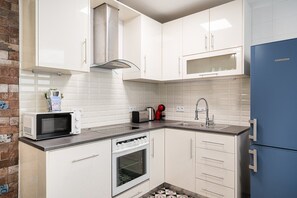 Fridge, microwave, oven, dishwasher - GuestReady - Serene Hideout in Downtown (Porto)