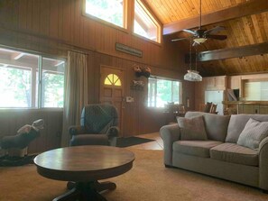 Living area - Cozy 3-bedroom cabin in fantastic Big Bear with WiFi (Big Bear)