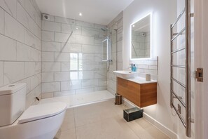 Maison, patio, vue jardin | Salle de bain