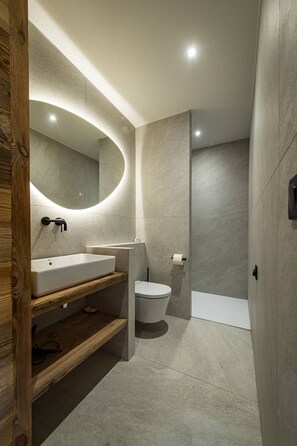 Séchoir à cheveux, serviettes fournies