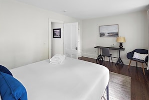 2 bedrooms, desk, iron/ironing board, WiFi - Enjoy Boston, Private Patio On Montgomery Park (Boston)
