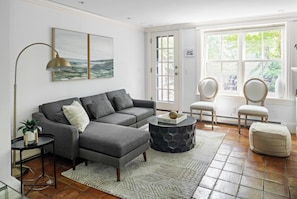 TV, offices - Enjoy Boston, Private Patio On Montgomery Park (Boston)