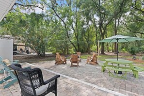 Outdoor dining - Reel Life - By Beach Access (Jekyll Island)