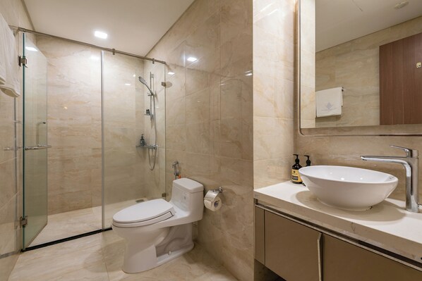 Secador de cabelo, toalhas de banho, sabonete, shampoo