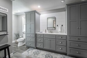 Shower, jetted bath, hair dryer, towels