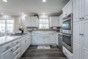 Kylskåp, mikrovågsugn, ugn och spishäll