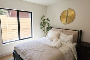 3 bedrooms, desk, iron/ironing board, free WiFi
