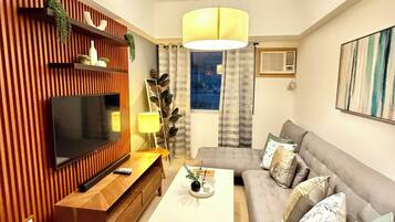 Comfort Condo, City View | Living area