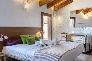4 bedrooms, desk, iron/ironing board, free WiFi