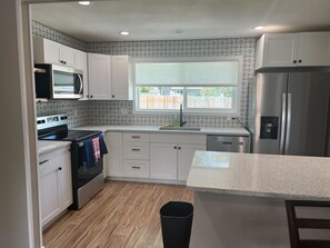 Micro-ondes, four, plaque de cuisson, lave-vaisselle