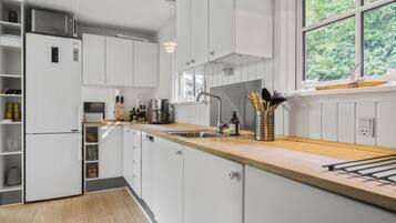 Fridge, dishwasher, coffee/tea maker