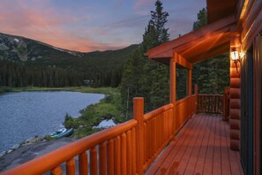 Terrace/patio - Lakefront Luxury | Hot Tub+Sauna | Near Skiing (Idaho Springs)