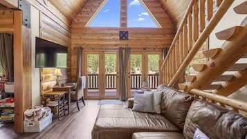 Televisie, een open haard en een kantoor