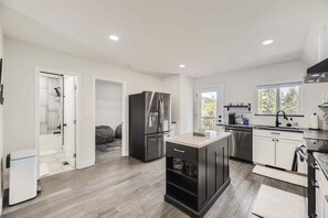 冰箱、微波炉、烤箱、炉灶