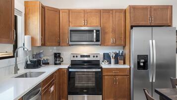 ثلاجة، ميكروويف، فرن، موقد طهي مسطح