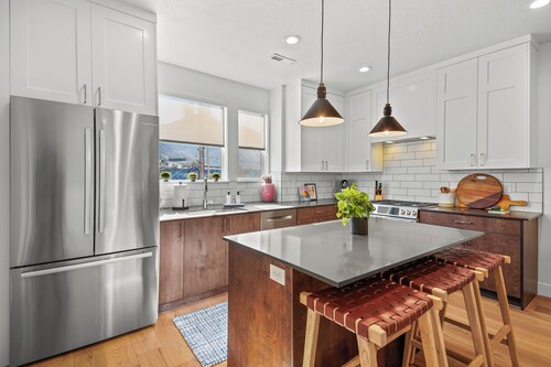 Downtown Modern 3-Bed Townhome with Bright, Upgraded Interiors & Books to read