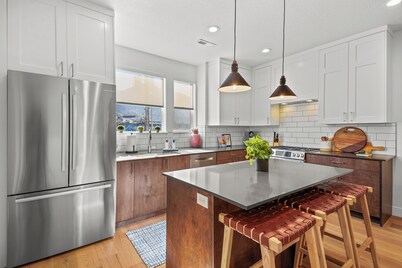 Downtown Modern 3-Bed Townhome with Bright, Upgraded Interiors & Books to read