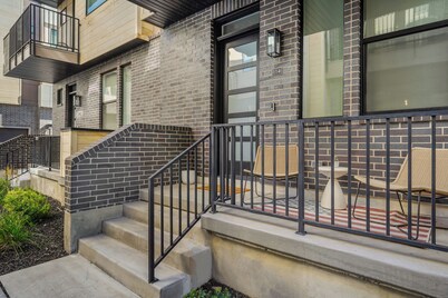 Downtown Modern 3-Bed Townhome with Bright, Upgraded Interiors & Books to read