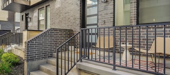 Downtown Modern 3-Bed Townhome with Bright, Upgraded Interiors & Books to read