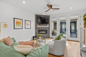 Smart TV, chimenea y libros 