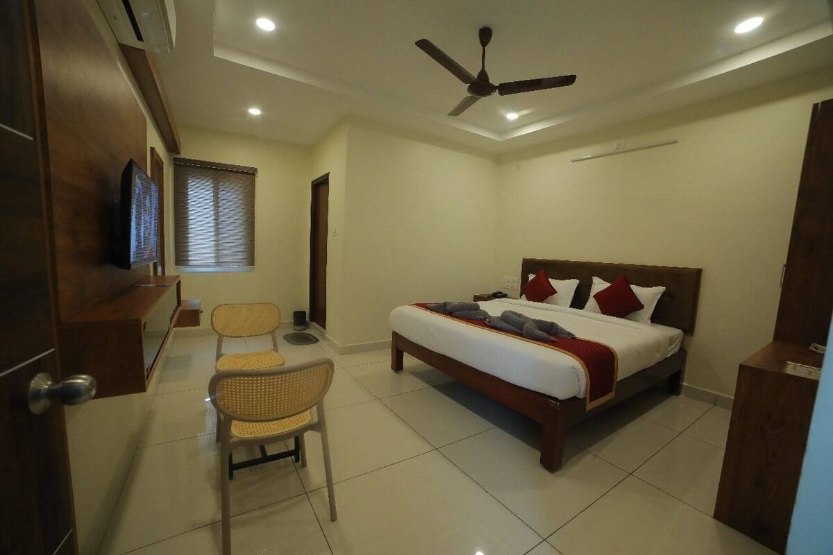 Deluxe Room, 1 King Bed | Premium bedding, in-room safe, iron/ironing board (on request)