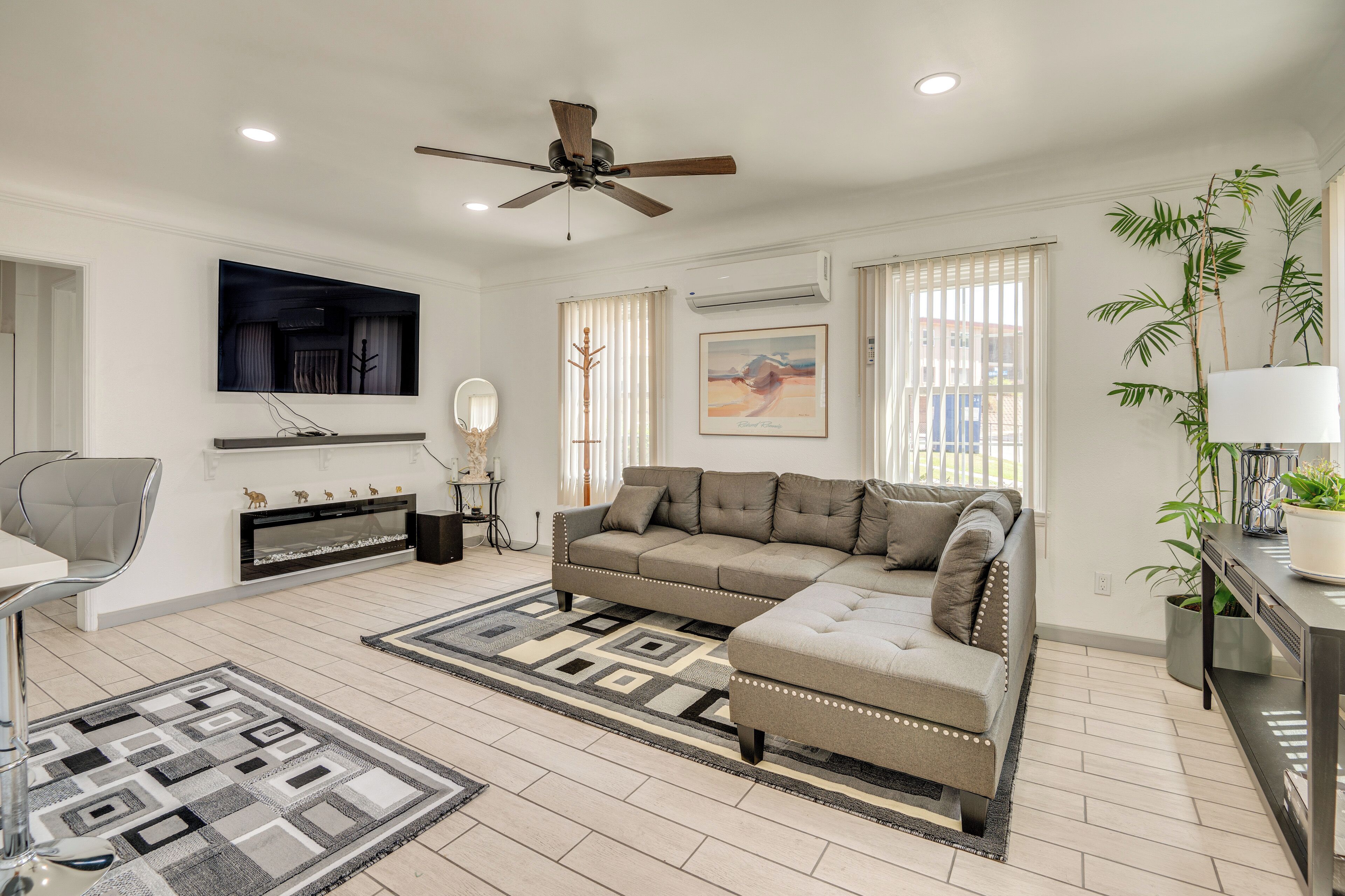 2 Mi to SoFi Stadium: Updated Inglewood Home!