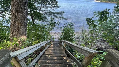 Slice of Heaven, steps to the beach