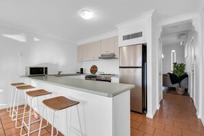 Fridge, microwave, stovetop, dishwasher