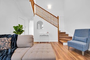 TV - Parkham - CBD, Elegant Townhouse (Wagga Wagga)