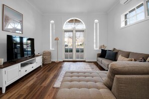 TV - Parkham - CBD, Elegant Townhouse (Wagga Wagga)