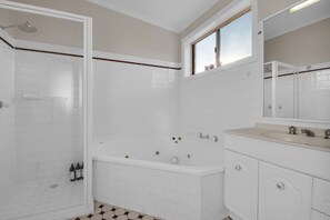 Douche, sèche-cheveux, serviettes fournies, shampoing