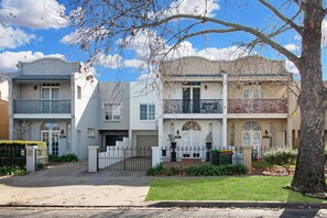 Exterior - Parkham - CBD, Elegant Townhouse (Wagga Wagga)