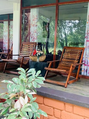 Dobbeltrom – classic, 1 dobbeltseng, utsikt mot innsjø | Terrasse/patio