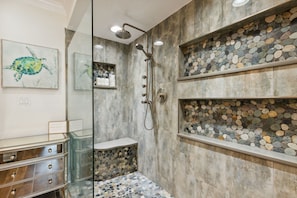 Dusche, umweltfreundliche Kosmetikartikel, Haartrockner, Handtücher